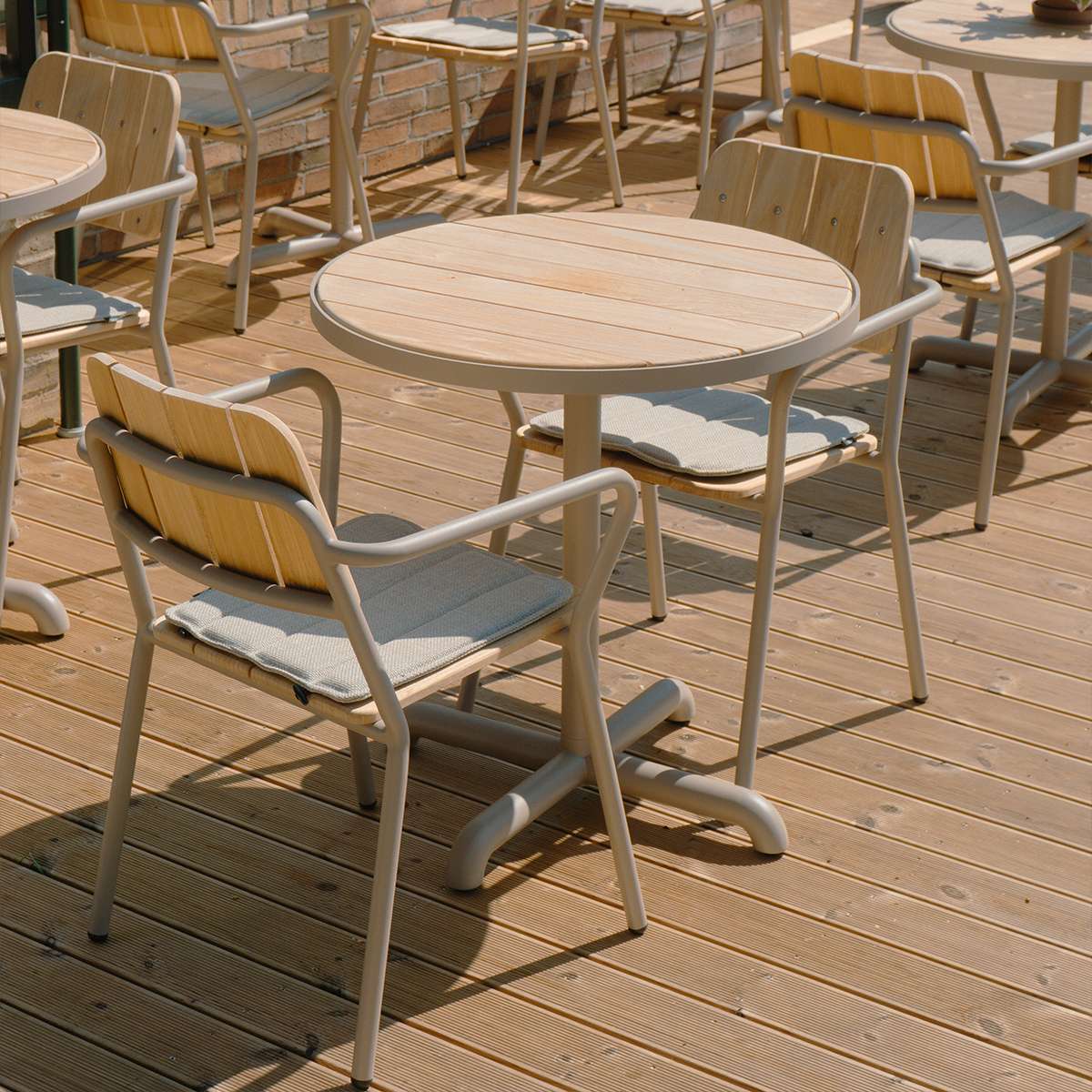 Kirra Cafe Table & 2 Kirra Patio Chair i Taupe – miljöbild