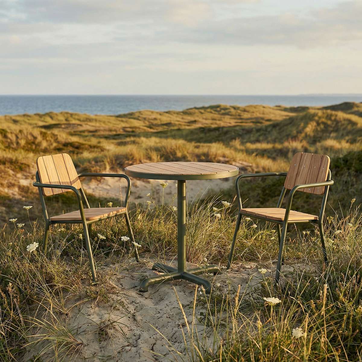 Kirra Cafe Table & 2 Kirra Patio Chair i oliv – miljöbild