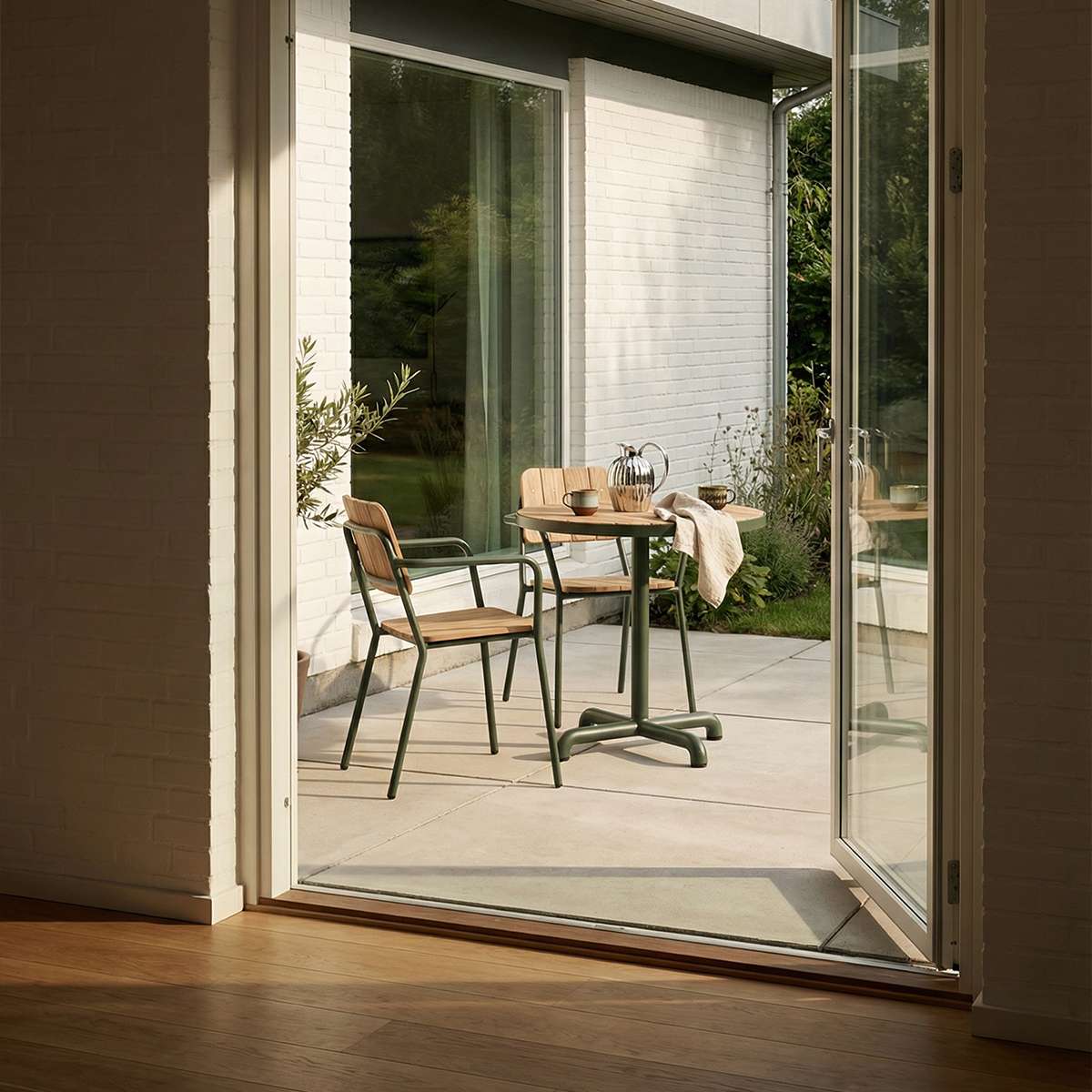 Kirra Cafe Table & 2 Kirra Patio Chair i oliv – miljöbild