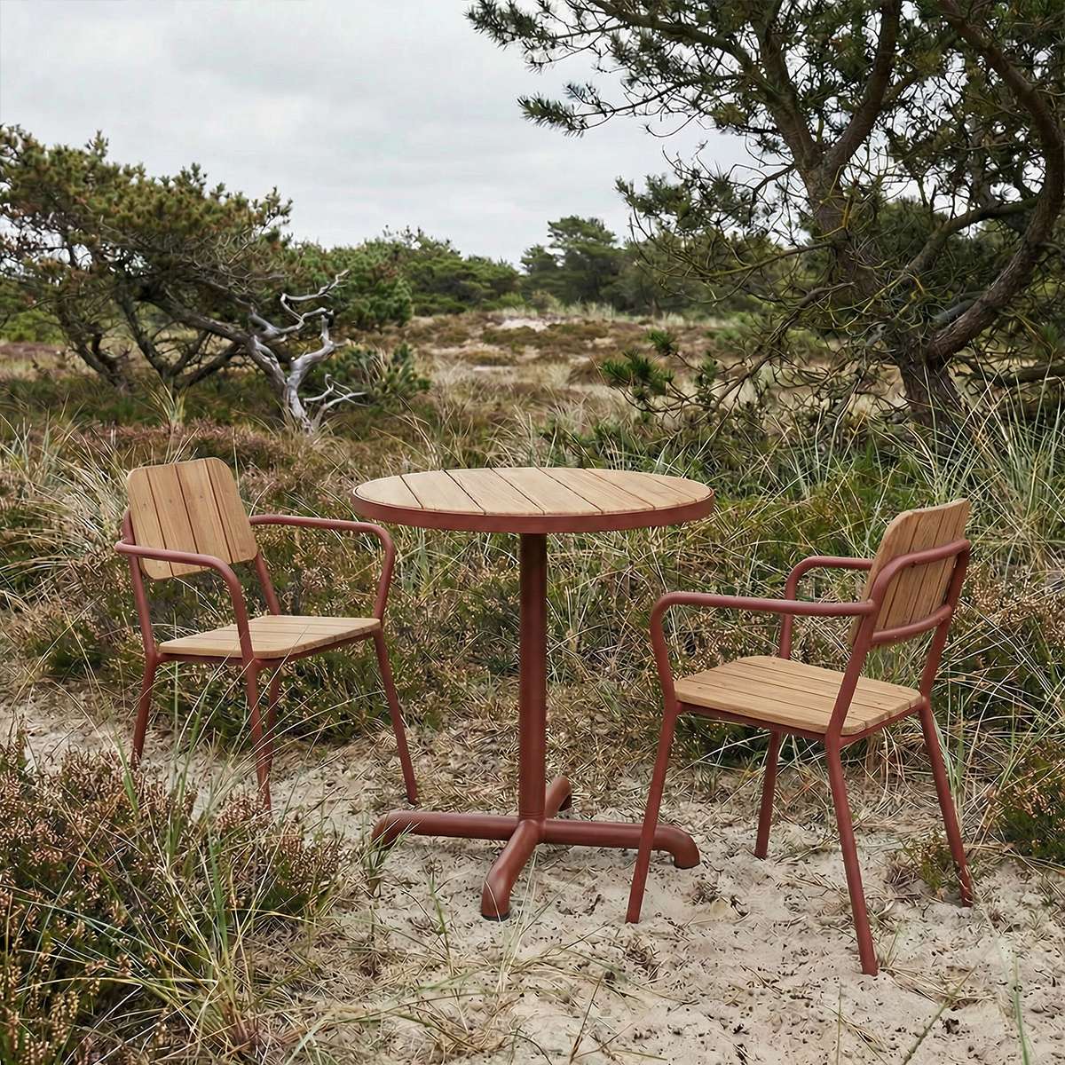 Kirra Cafe Table & 2 Kirra Patio Chair i Chestnut – miljöbild