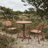 Kirra Cafe Table & 2 Kirra Patio Chair i Chestnut – miljöbild