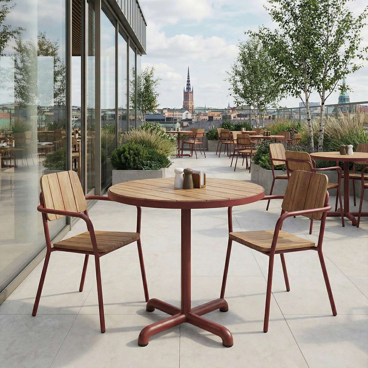 Kirra Cafe Table & 2 Kirra Patio Chair i Chestnut – miljöbild