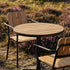 Kirra Cafe Table & 2 Kirra Patio Chair i Noir – miljöbild