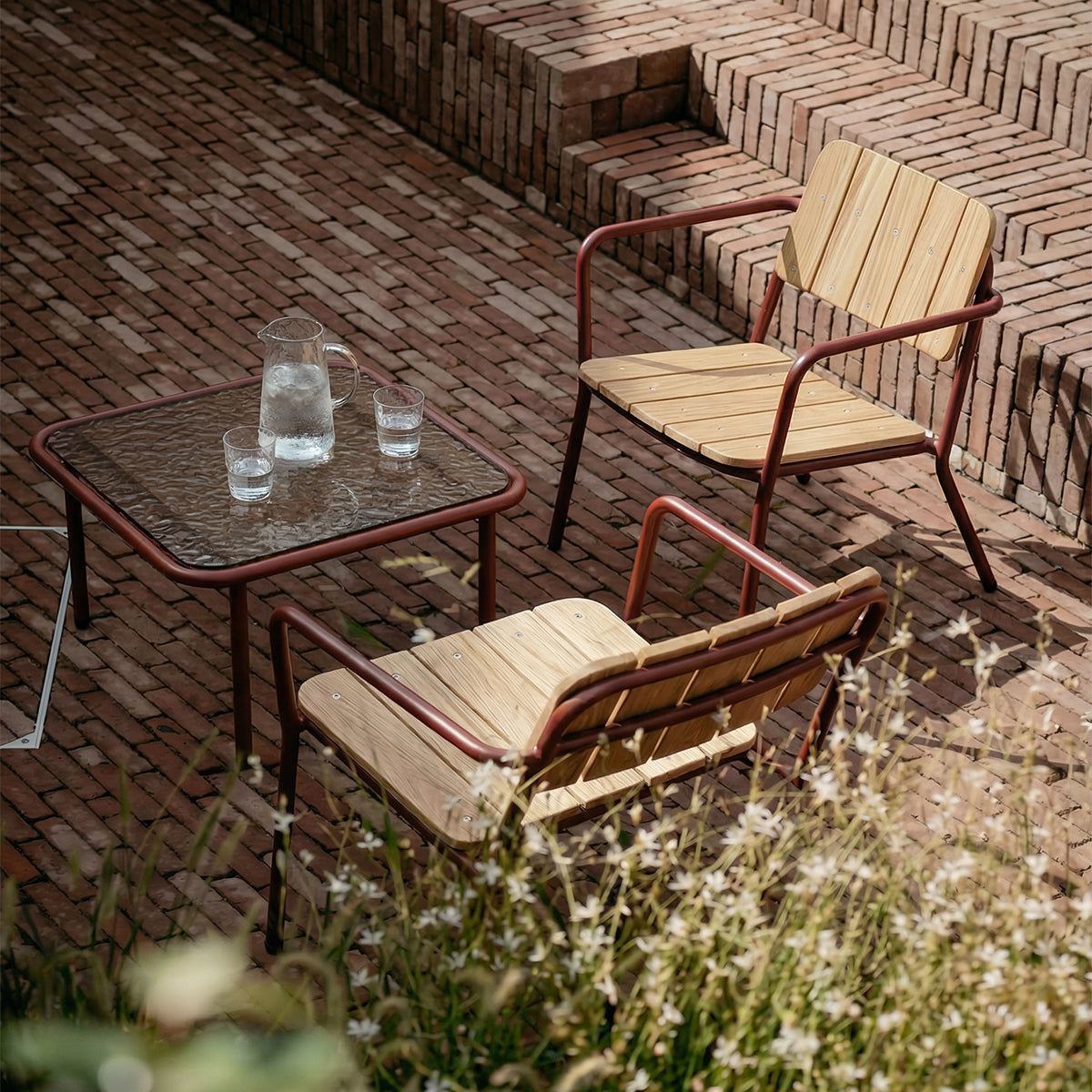 Mollis Coffee Table - Utomhus soffbord från SACKit i pulverlackerad aluminium och härdat glas.