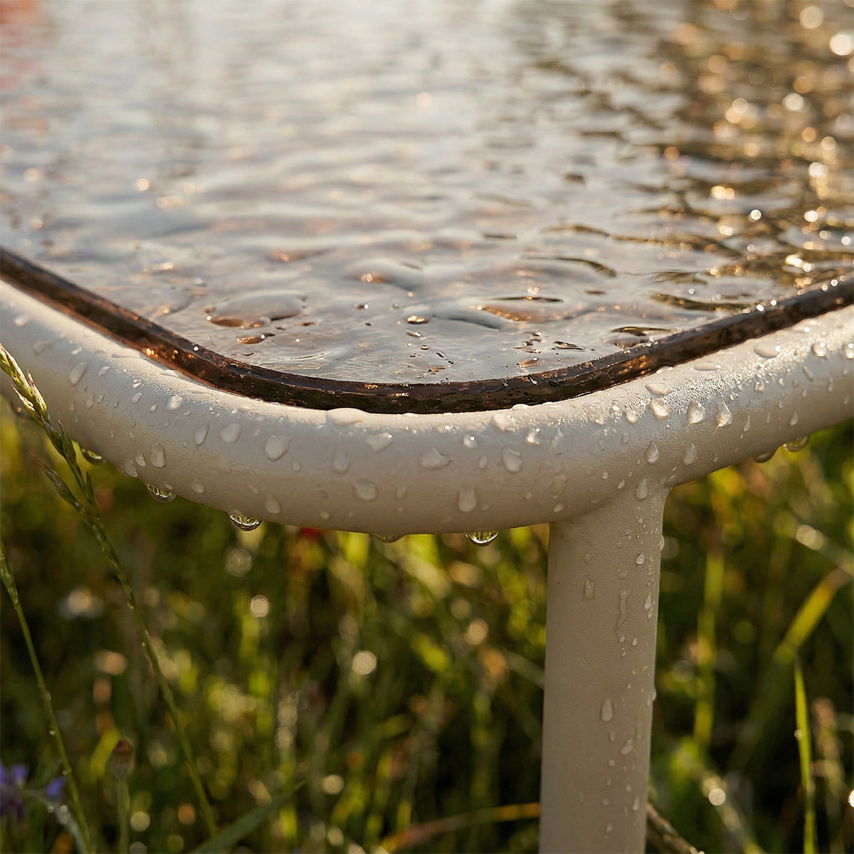 Mollis Coffee Table - Utomhus soffbord från SACKit i pulverlackerad aluminium och härdat glas.