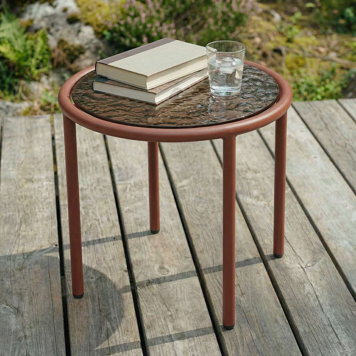 Mollis Side Table Ø50 i Chestnut – miljöbild