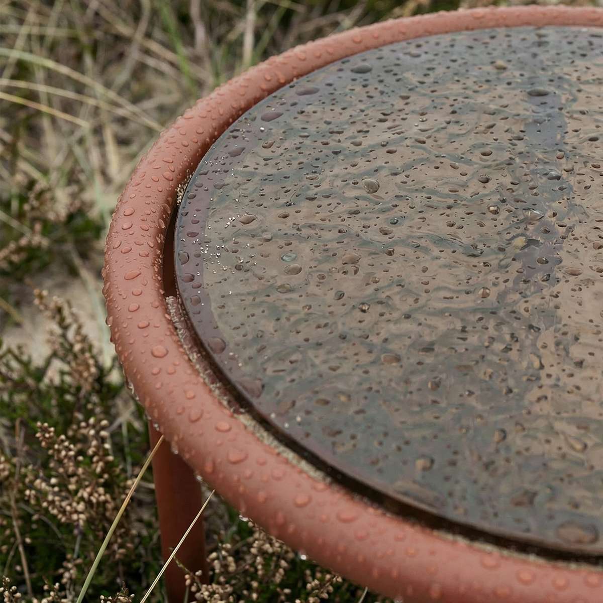 Mollis Side Table Ø50 i Chestnut – miljöbild