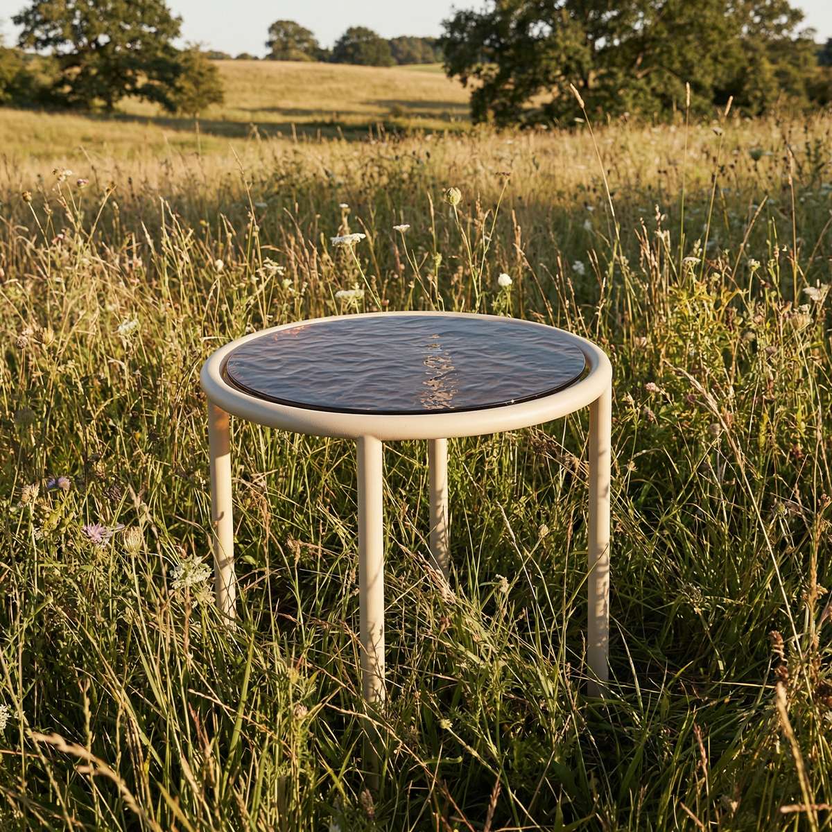 Mollis Side Table Ø50 i Taupe – miljöbild