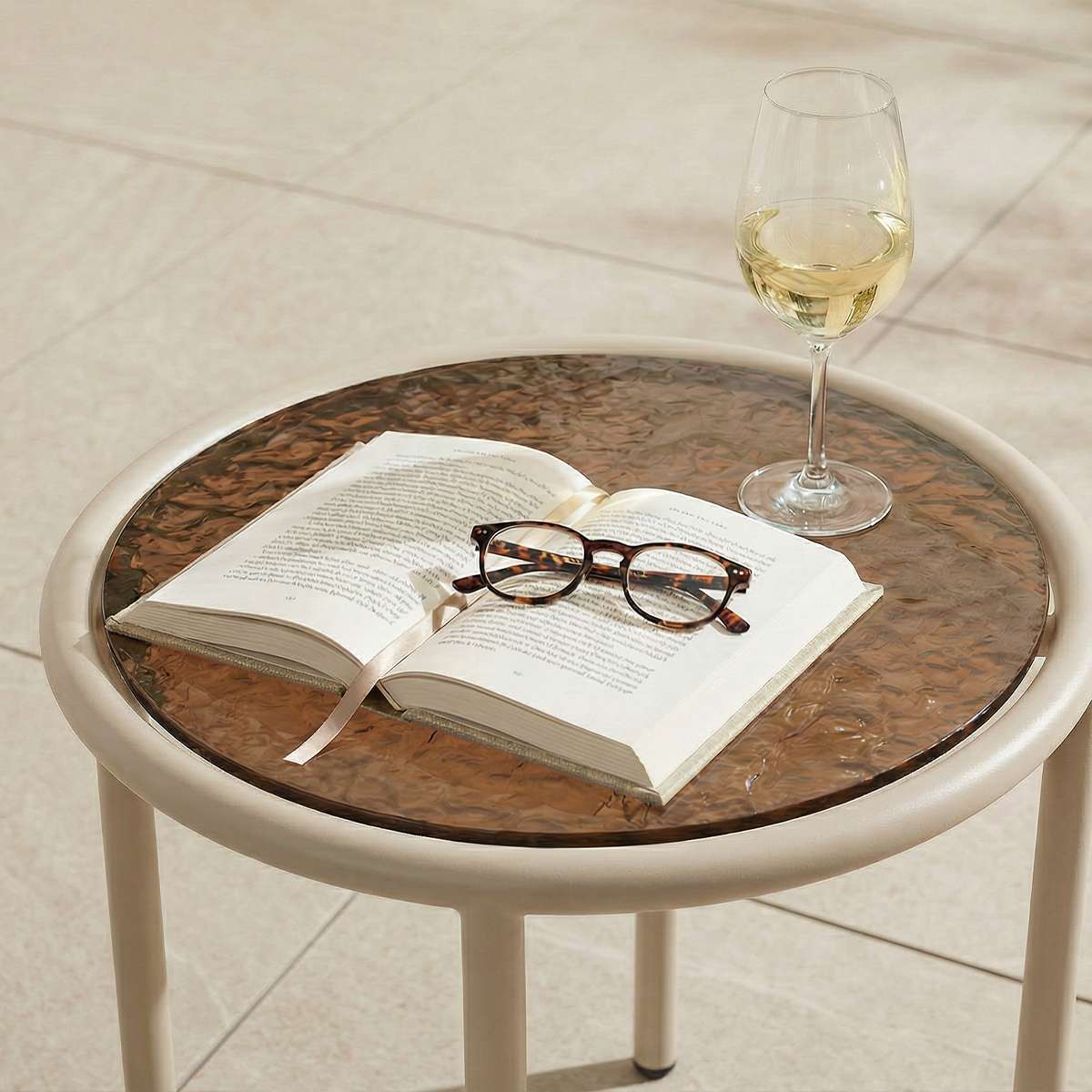 Mollis Side Table Ø50 i Taupe – miljöbild