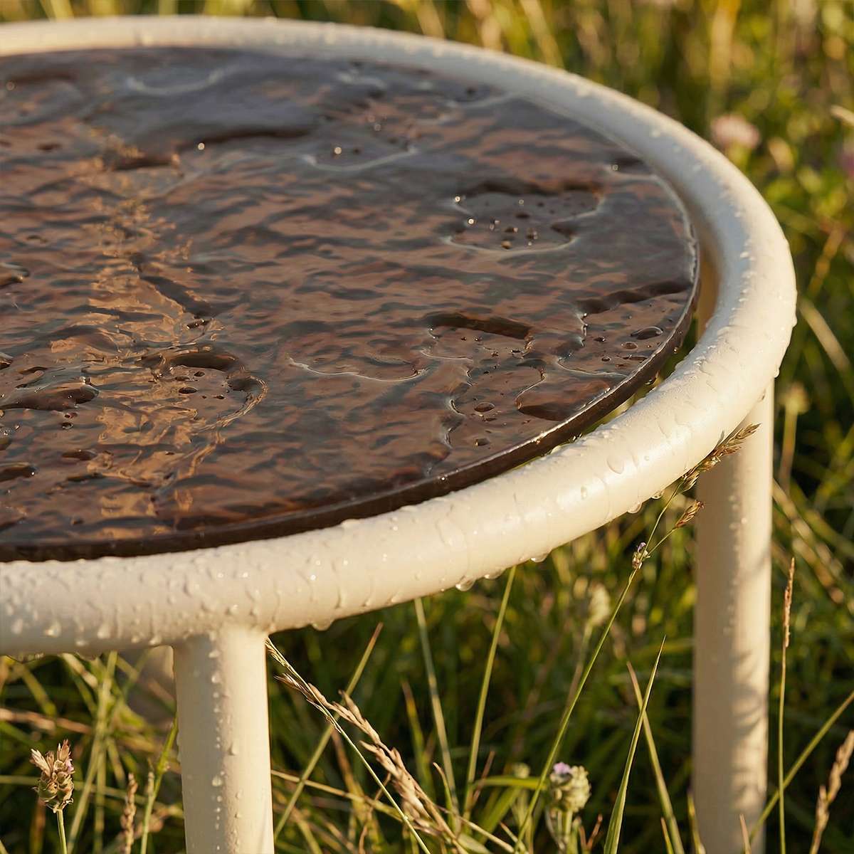 Mollis Side Table Ø50 i Taupe – miljöbild