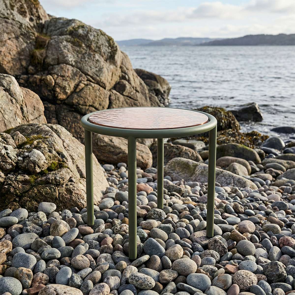 Mollis Side Table Ø50 i oliv – miljöbild