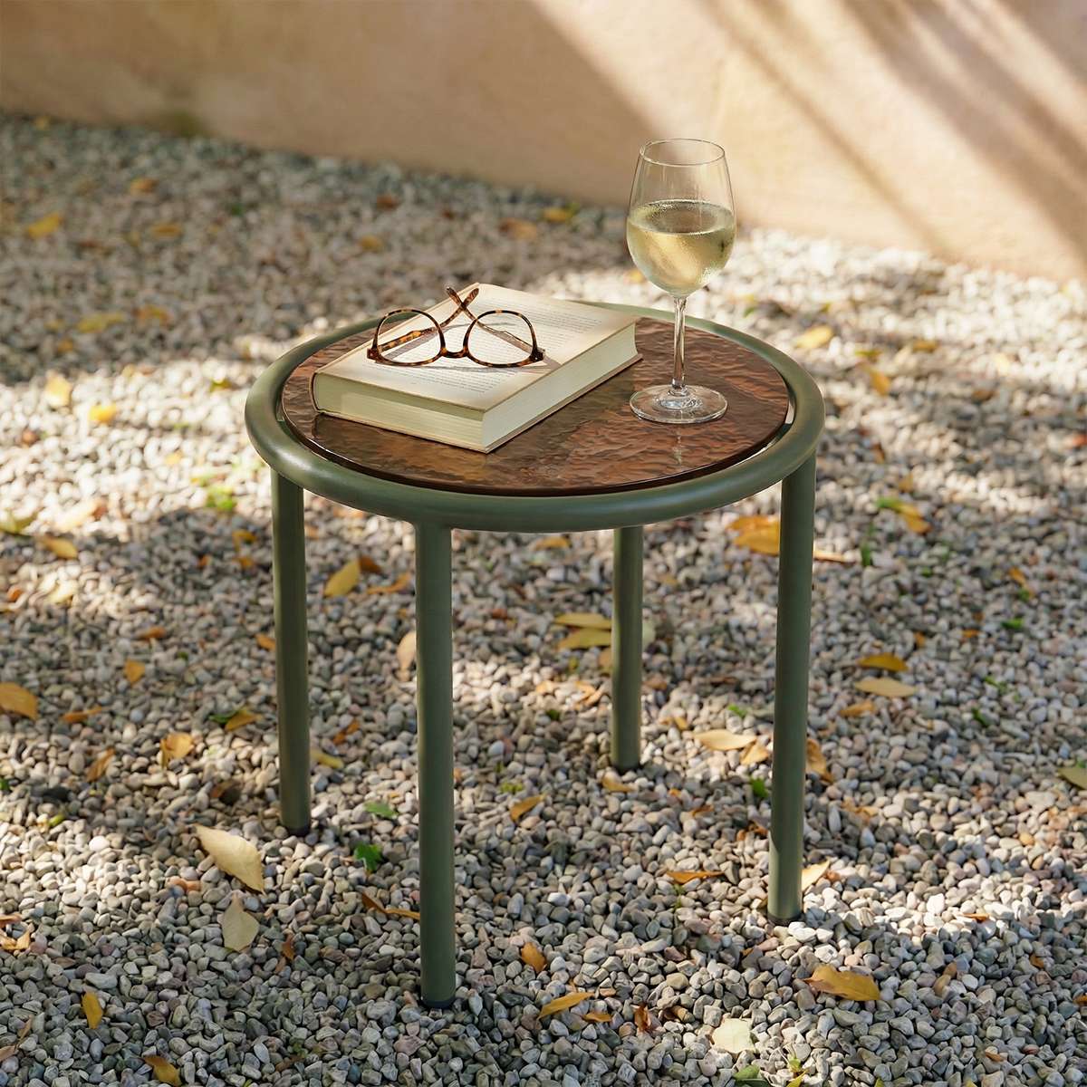 Mollis Side Table Ø50 i oliv – miljöbild
