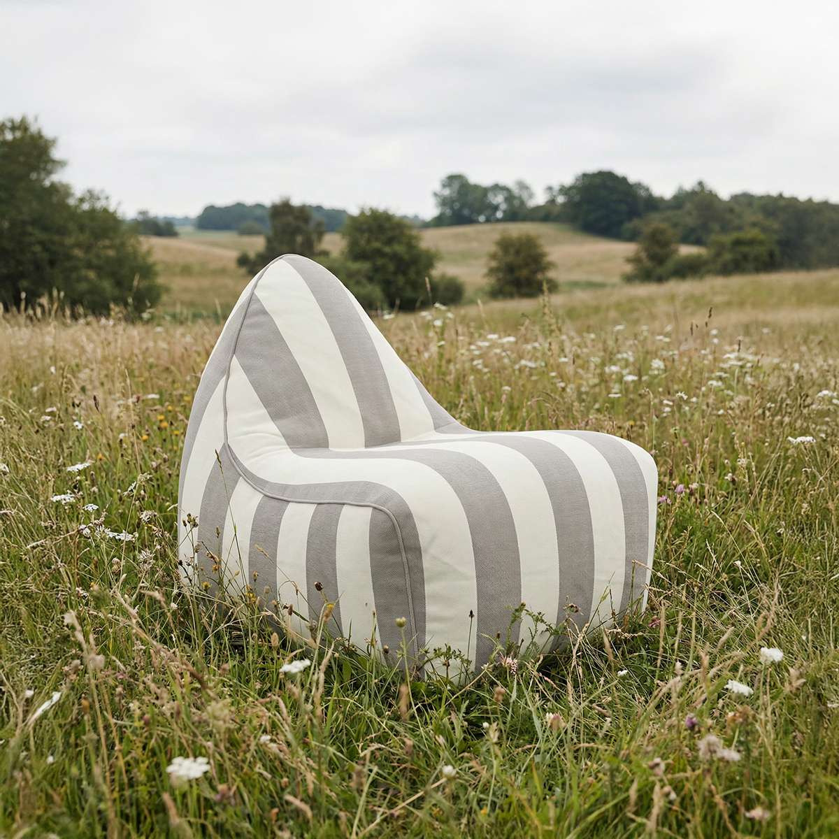 sackit Chair Outdoor i Renesse Taupe – miljöbild