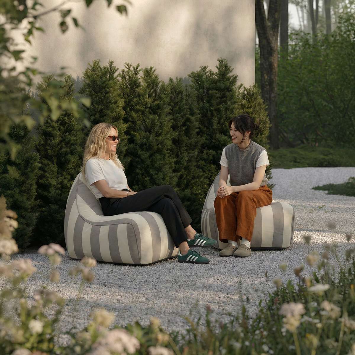 sackit Chair Outdoor i Renesse Taupe – miljöbild