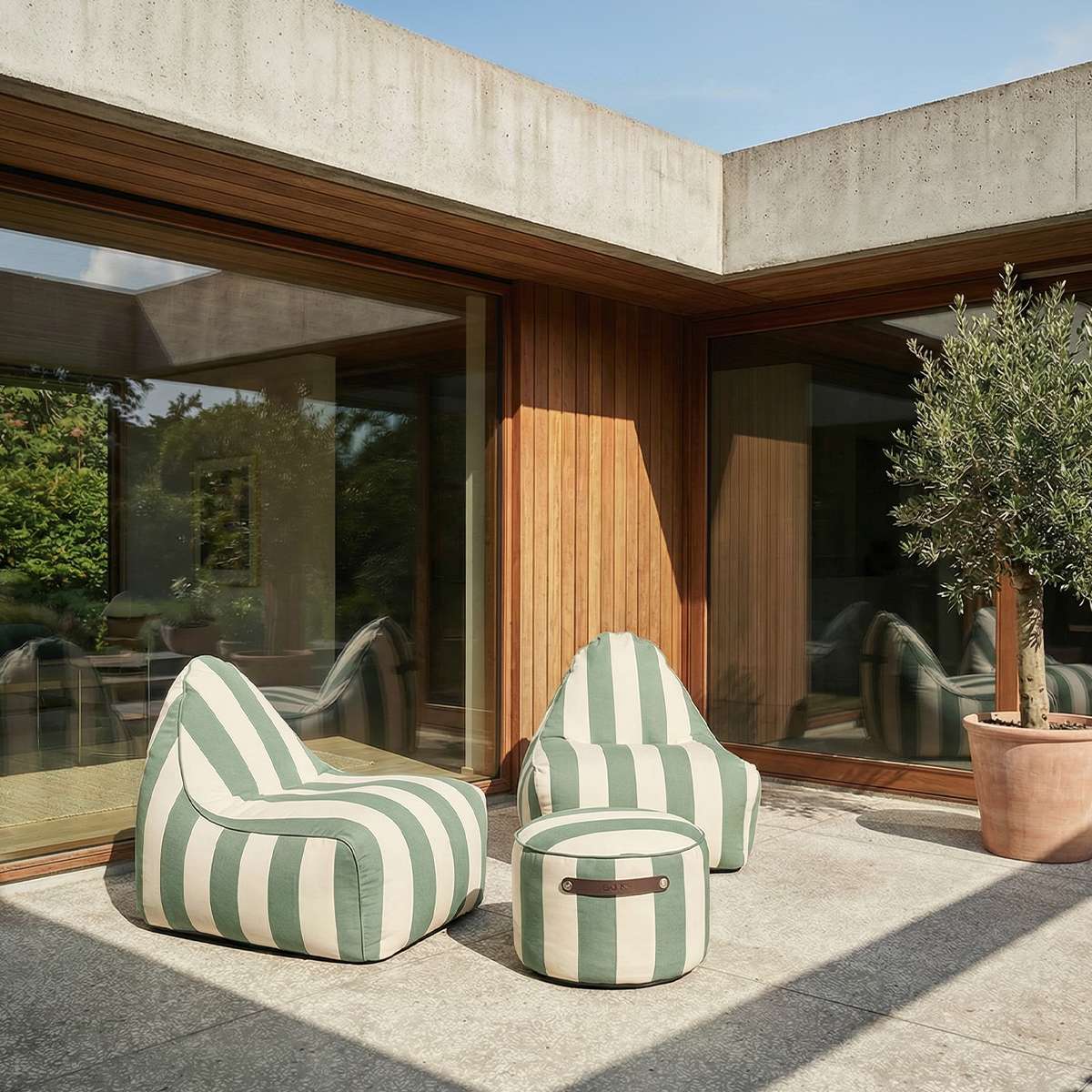 sackit Chair Outdoor i Renesse Olive – miljöbild