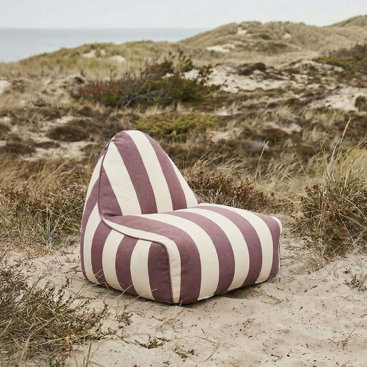 sackit Chair Outdoor i Renesse Chestnut – miljöbild
