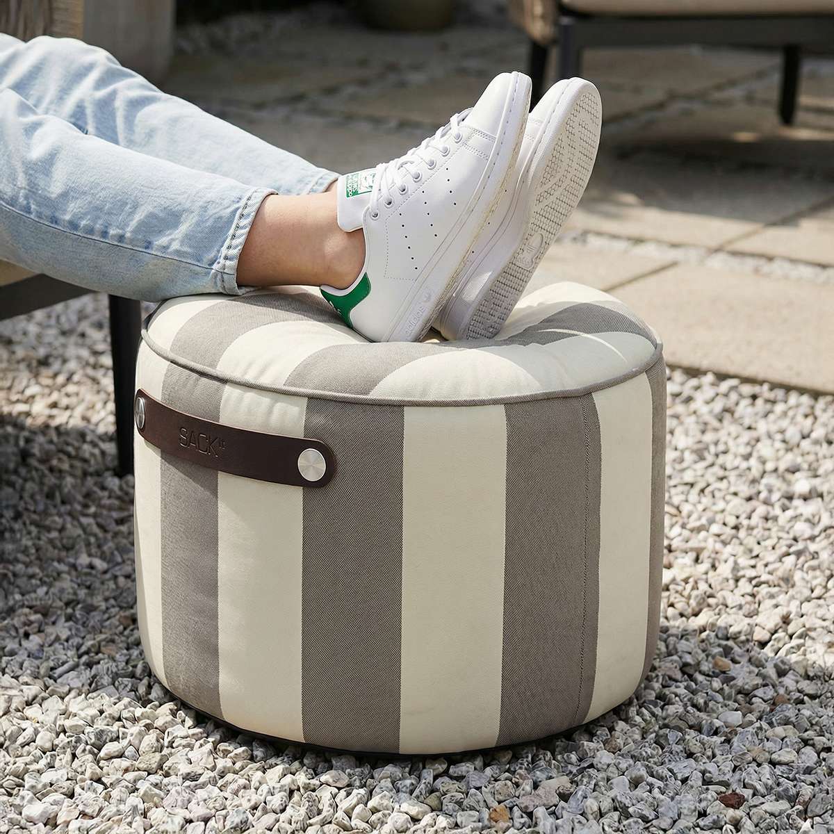 sackit Pouf Outdoor i Renesse Taupe – miljöbild