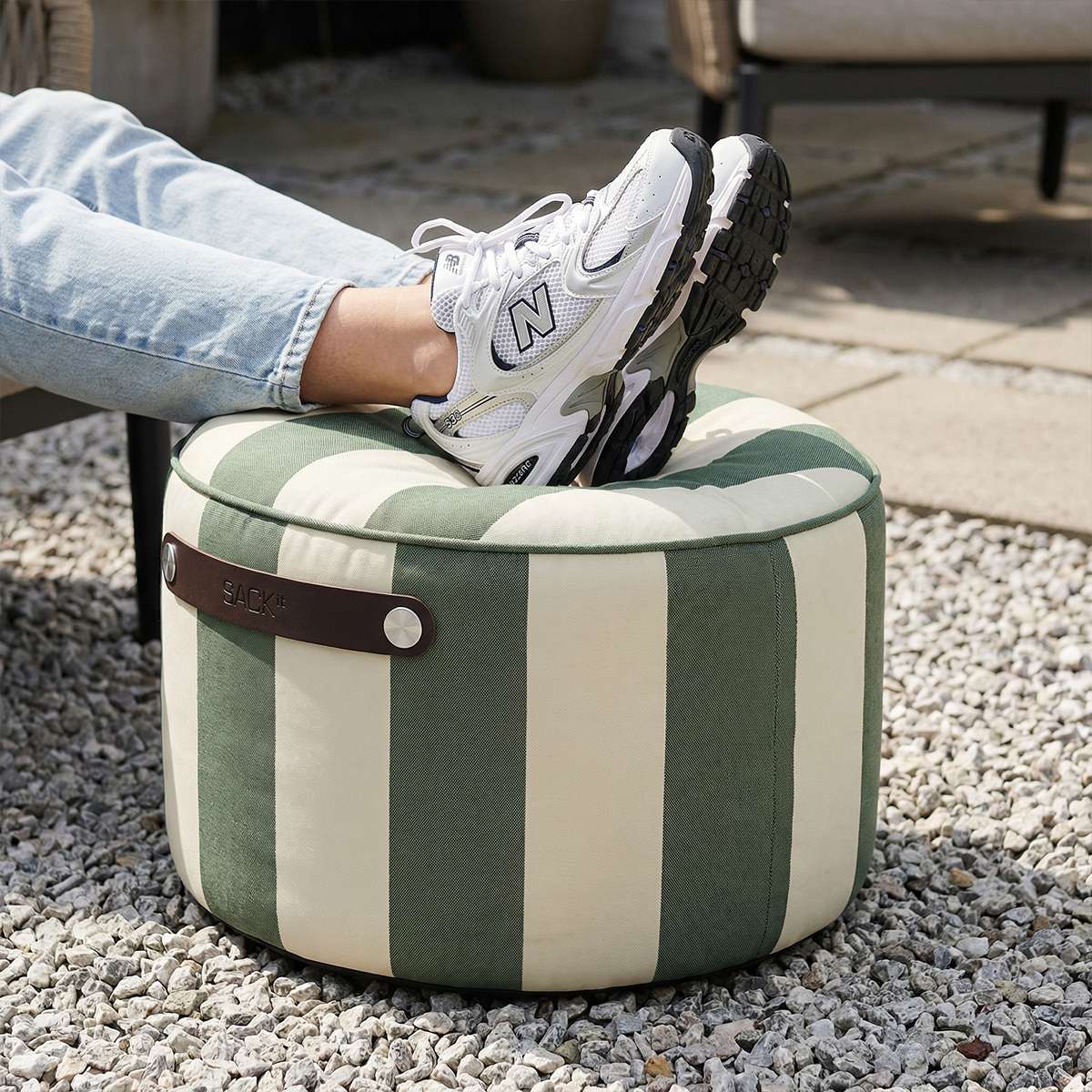 sackit Pouf Outdoor i Renesse Olive – miljöbild