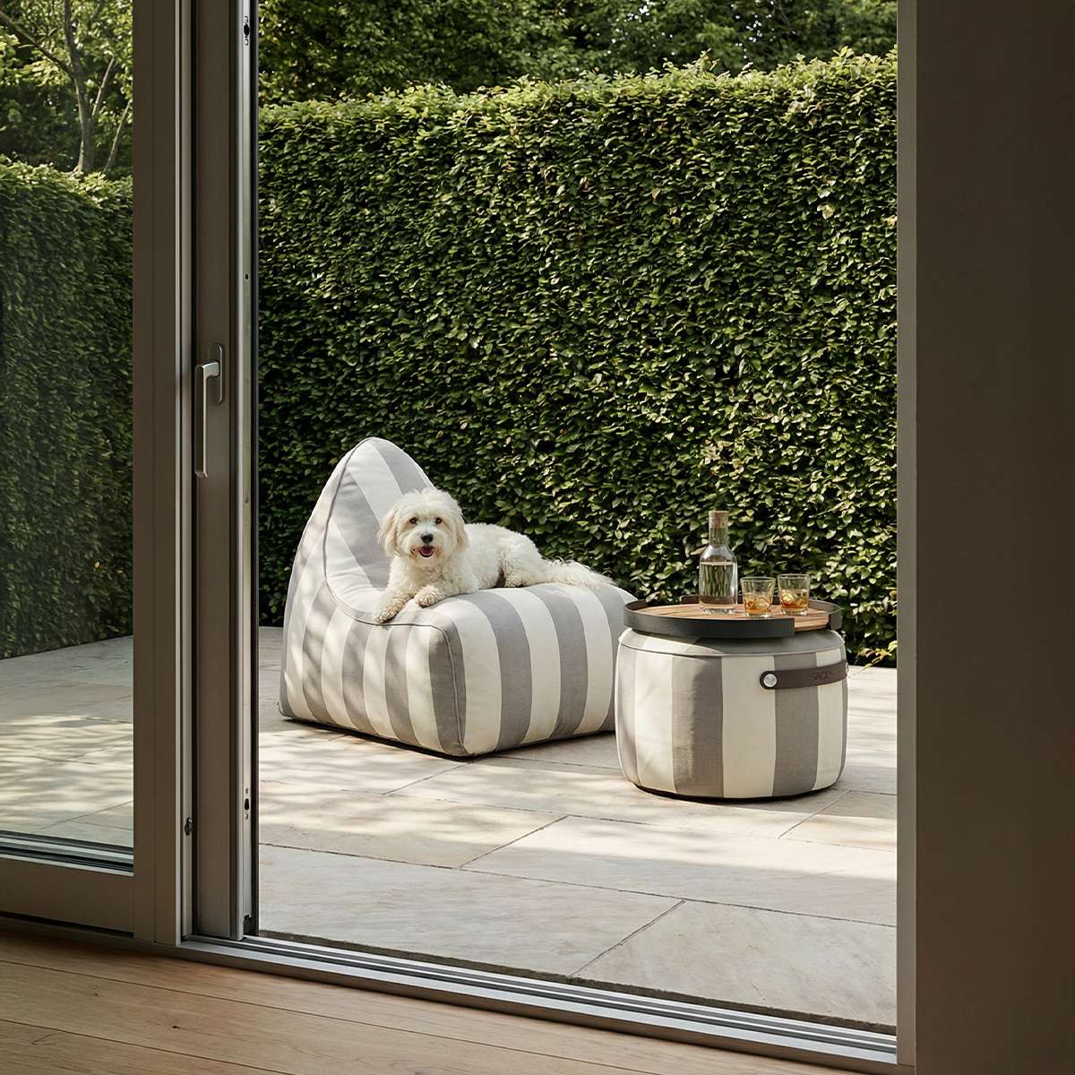 sackit Chair & Pouf Outdoor i Renesse Taupe – miljöbild