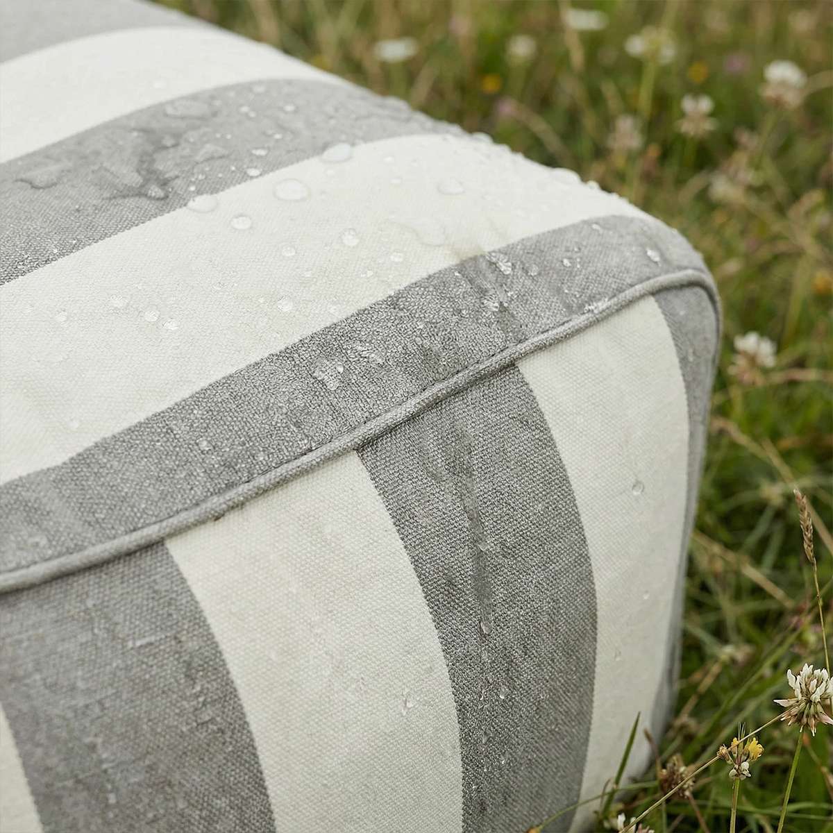 sackit Chair & Pouf Outdoor i Renesse Taupe – miljöbild