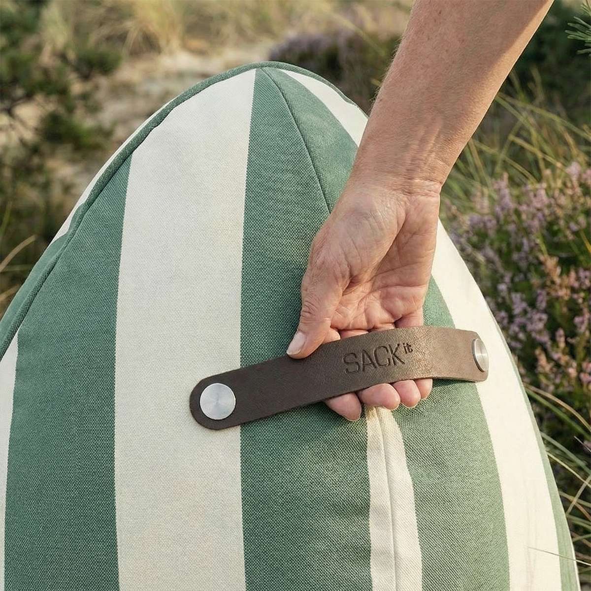 sackit Chair & Pouf Outdoor i Renesse Olive – miljöbild