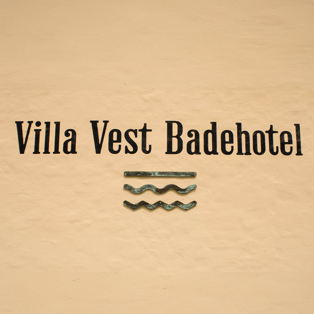 Villa Vest-logotyp på väggen - del av interiördesignen i samarbete med SACKit